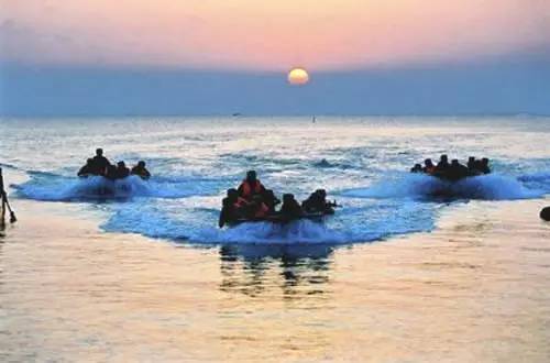 “神勇”冲锋舟：洪峰中架起生命的桥梁