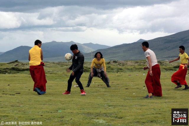 西藏雪山上的足球,足球西藏高原