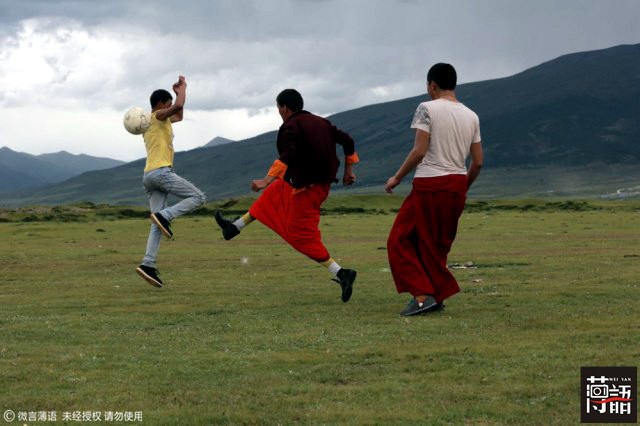 西藏雪山上的足球,足球西藏高原