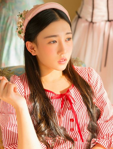 长脸不留刘海适合中分还是偏分,接近中分的偏分八字刘海