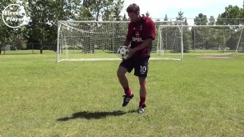 足球技巧8种最为实用的,足球防球的技巧