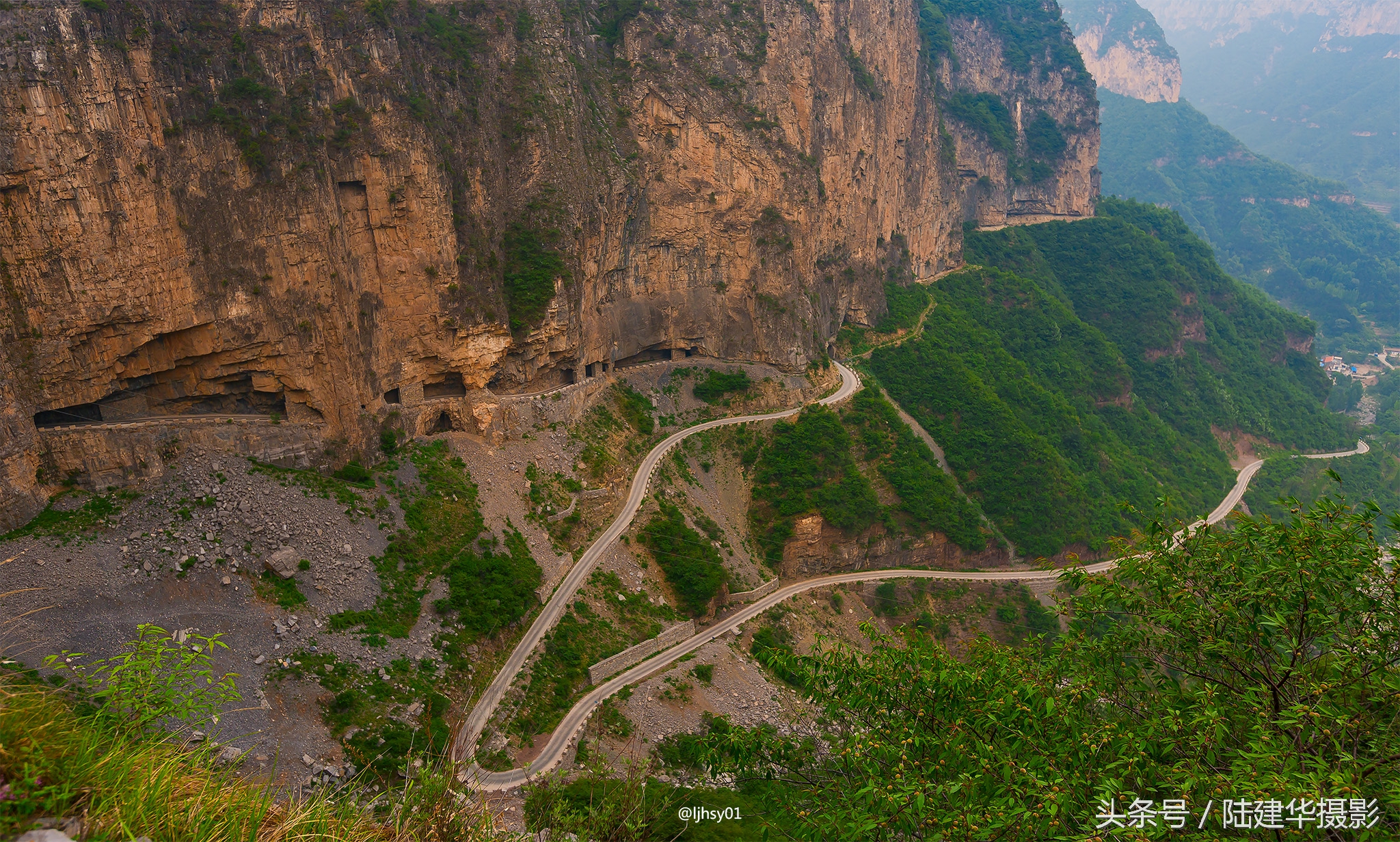 锡崖沟挂壁公路第一视角,锡崖沟悬崖上的挂壁公路