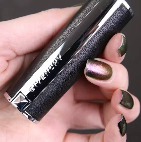 世上没有什么事情是一只口红不能解决的！如果有，那就是两只！