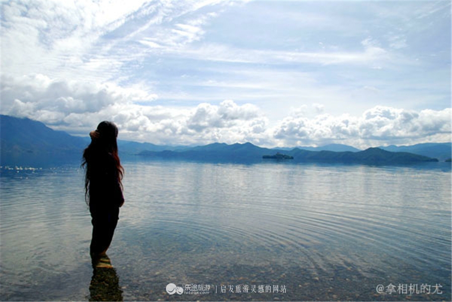 一个女孩一个相机,一个女的拿着单反相机旅游