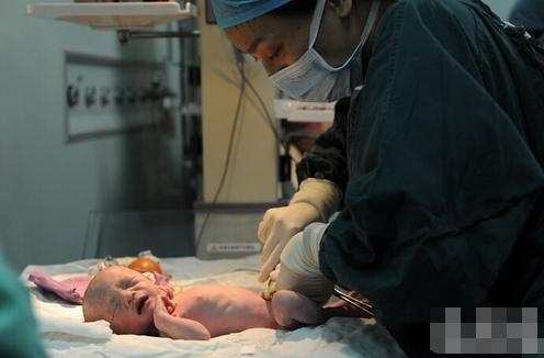 妈妈生三胞胎剖腹产状态很好,自然怀孕三胞胎剖腹产