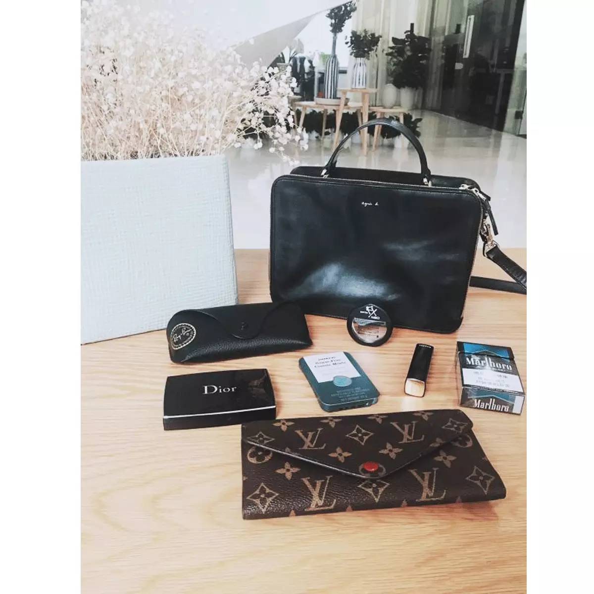 粉丝寄来了一箱包包,粉丝发来的包裹