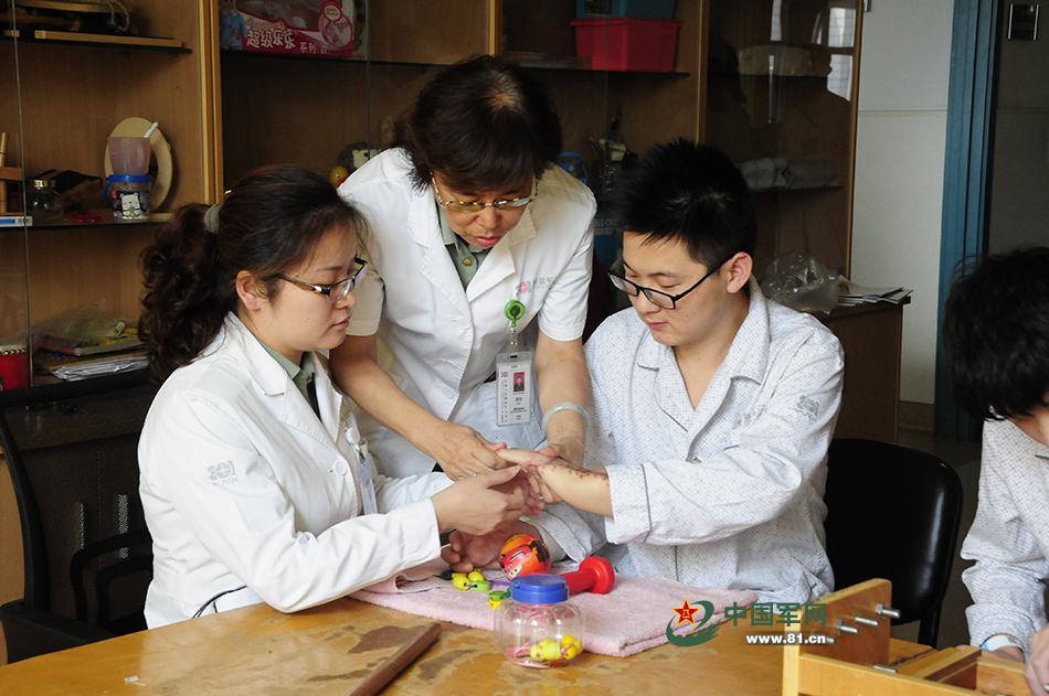 国外骨科医生手术工具,外军专家