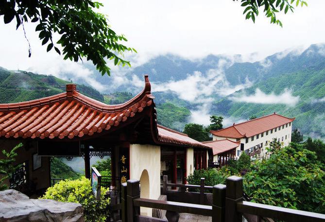 山间漂流避暑旅游,浙江深山避暑天堂住木屋