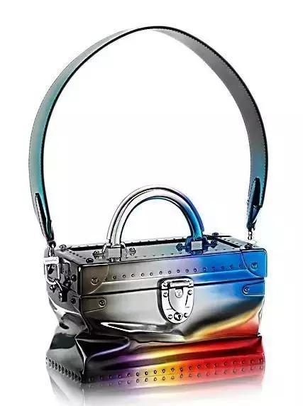 lv最新款脑洞也太大了吧,lv新款比之前多了两条线