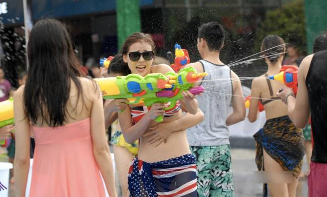热了吧，来雪浪湖浪一夏吧！上海雪浪湖泼水节等你来嗨！