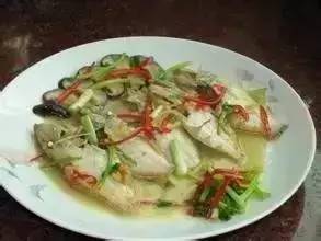 这是一份大亚湾霞涌的简历，请双手拿好并传递下去！