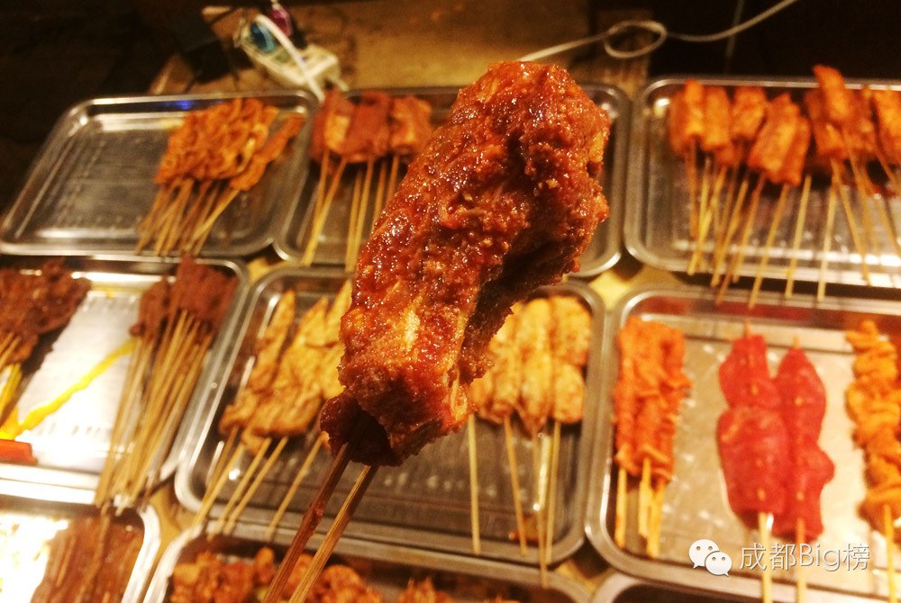 这个挨着成都建设巷的新新社区，看起来好像很好吃。