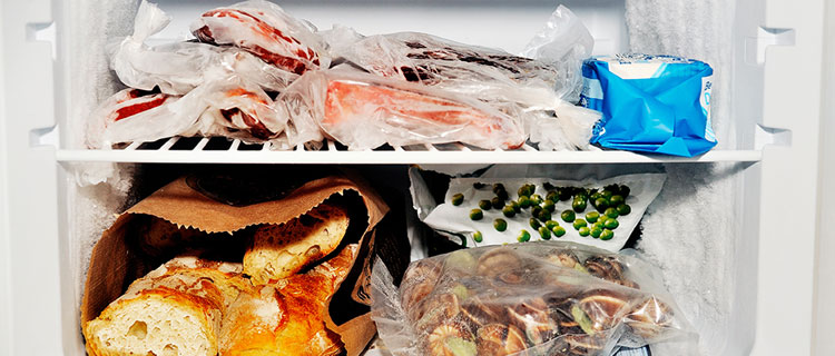 食物冻在冰箱上怎么办,冰箱冻一年的食物还能吃吗