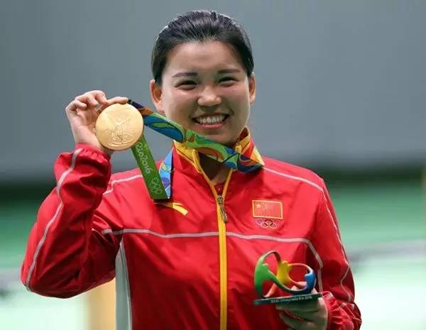 奥运会金牌一咬掉色是真是假,这届奥运金牌是纯金的吗