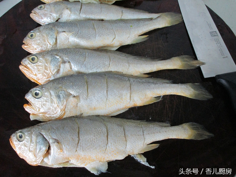 煎鱼掉皮怎么继续做红烧鱼,煎鱼怎么不粘锅不掉皮红烧