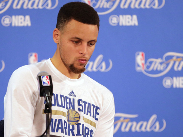 詹姆斯和库里球鞋谁的销量高,库里球鞋值不值得买