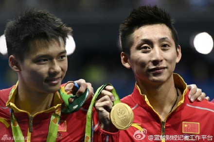 奥运会金牌一咬掉色是真是假,这届奥运金牌是纯金的吗