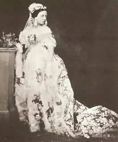 婚纱历史不过100多年，这些年那些令人惊艳的婚纱，你会对哪一款尖叫~