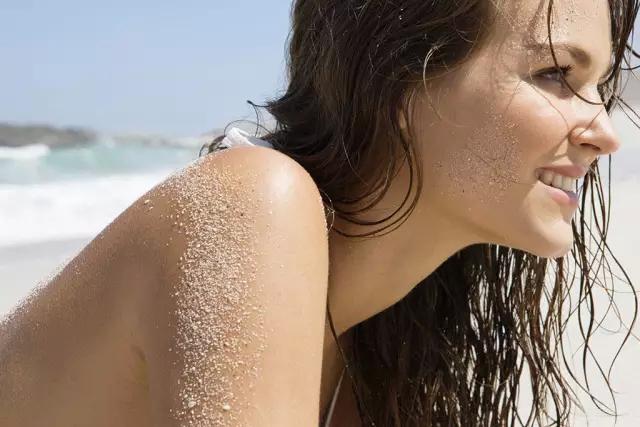 游泳后头发变硬怎么回事,游泳发生运动损伤的几率大吗