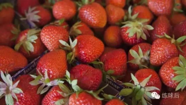 别喝红牛了，踢球的人，常吃这6种水果可以提高比赛成绩