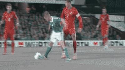 如何在足球球场上装x,在家就能练的足球技巧增加球感