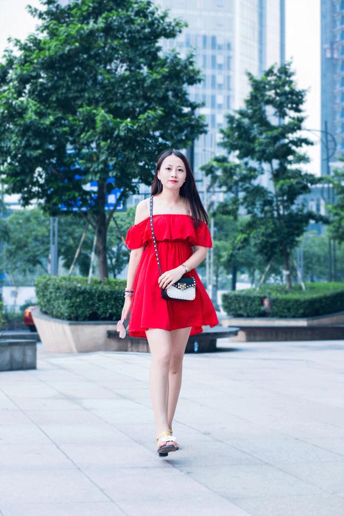 街拍||夏天必备的印花连衣裙，如何穿出仙气高境界