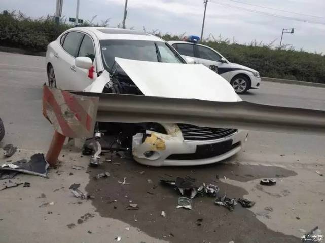 为啥不能疲劳驾驶？新车撞报废算轻的，还好能捡回一条命！