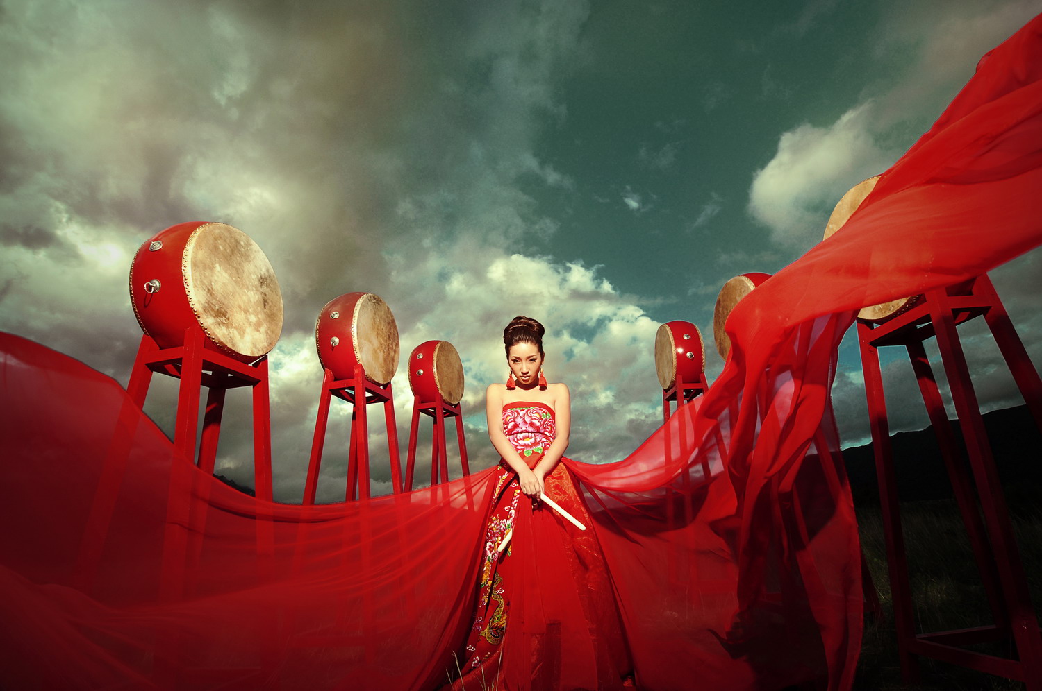 平胸新娘婚纱挑选及穿着技巧分享,新娘如何选择婚纱礼服颜色