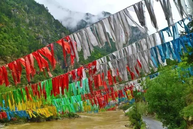 色达红色房子在哪,色达震撼的红房子