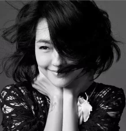 她坐过刘德华大腿，强吻吴彦祖，曾经的女神如今却造型辣眼睛