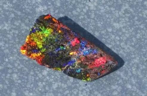 莎士比亚都为之倾倒的宝石，你的珠宝箱里不能没有一颗欧泊！