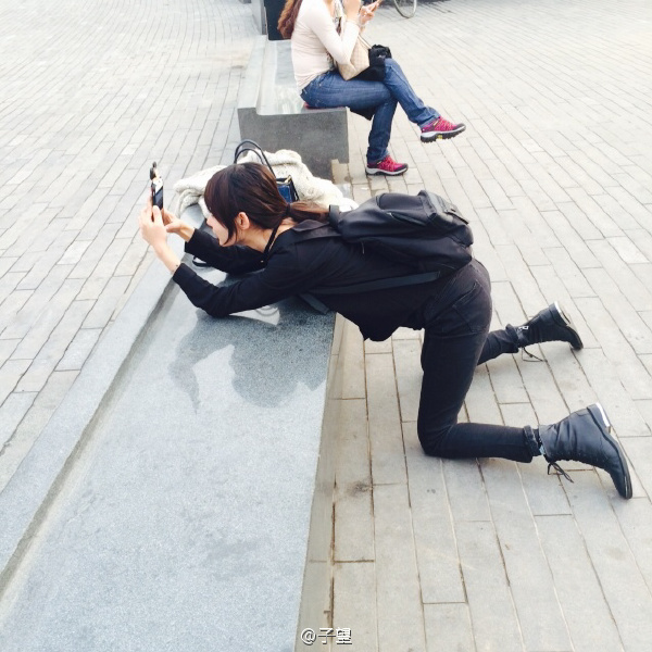 城会玩！开着汽车踢足球，用挖掘机当守门员