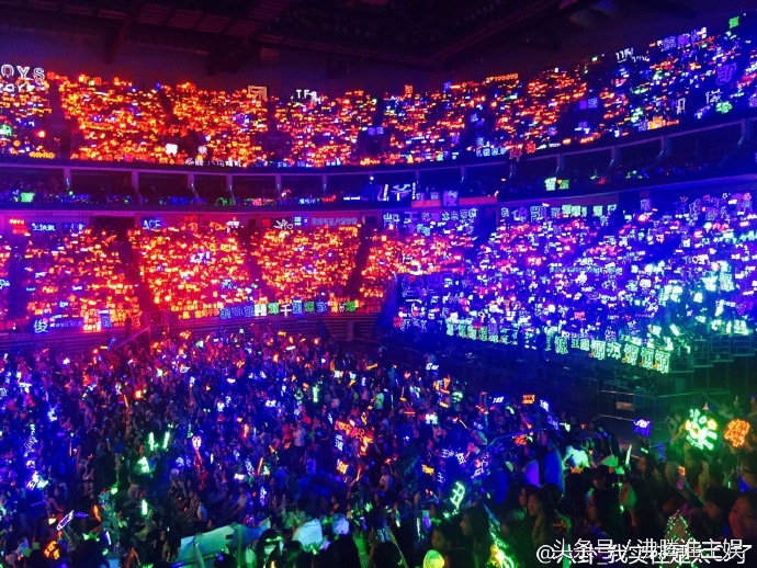 TF三周年各家粉丝花海应援？来学习下EXO粉丝如何花海变银海
