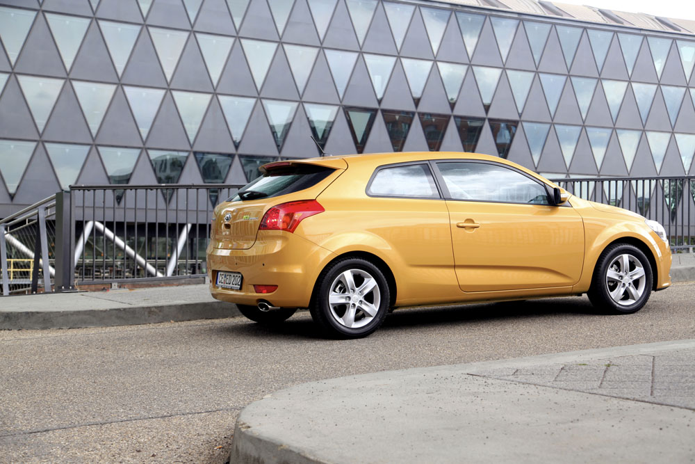 买车为啥都选白色,买车是白颜色车好还是黑颜色车好