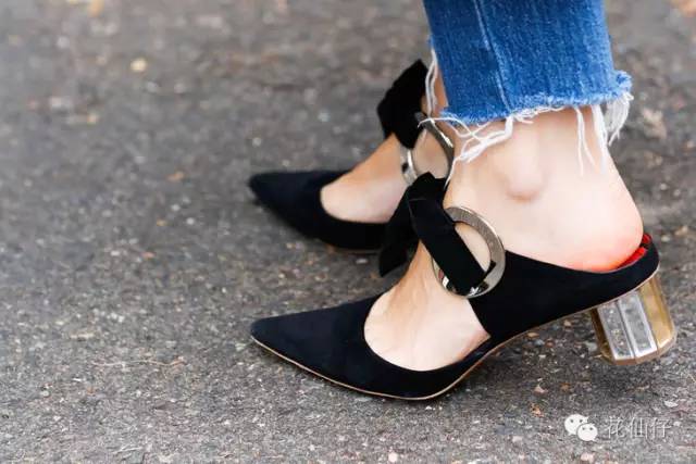 一穿高跟鞋走路就外八怎么办,女人穿高跟鞋不会走路