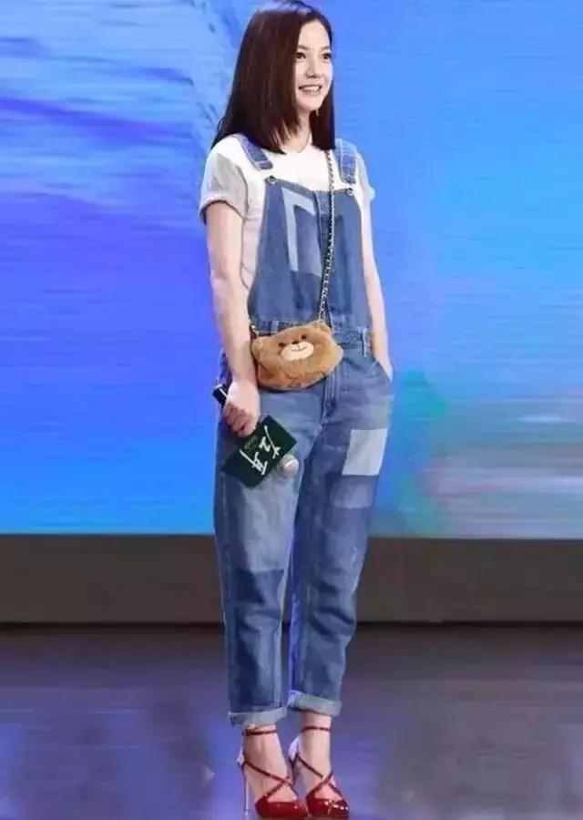 人见人爱的背带裤时髦减龄,背带裤减龄俏皮满满少女感