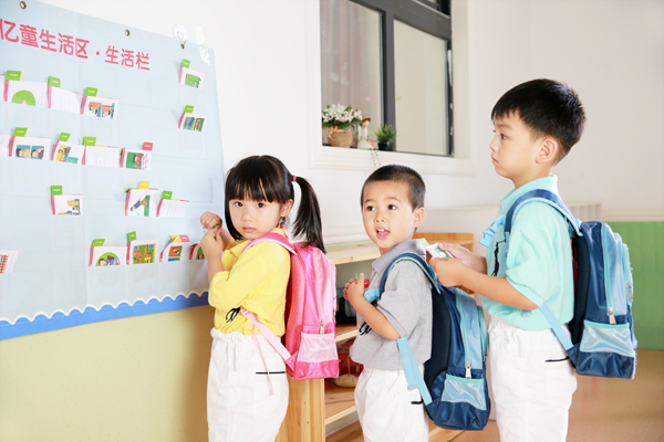 幼儿园新生家长会班主任讲稿,幼儿园新生家长会的布置