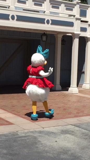 城会玩！开着汽车踢足球，用挖掘机当守门员