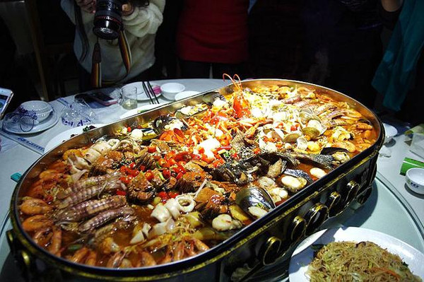 多变揽鲜又出新招：海鲜火锅霸王锅后这次出个五层塔！