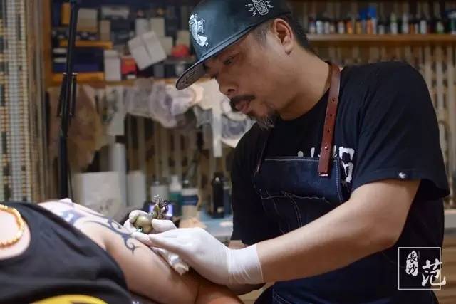 纹身师与绘画艺术,他是纹身师