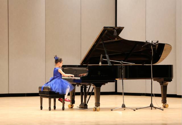 钢琴大师刘诗昆纽约演奏黄河,著名钢琴家刘诗昆双手颤抖