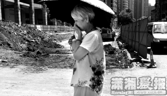 新建马路带蒜味长沙市天心区环保部门已取样分析