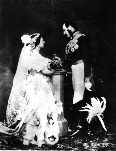 婚纱历史不过100多年，这些年那些令人惊艳的婚纱，你会对哪一款尖叫~