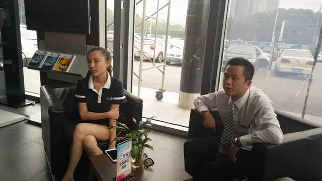 怪事丨砸全款现金竟买不了奔驰车?!