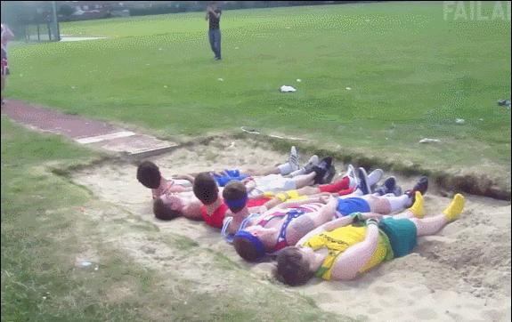 城会玩！开着汽车踢足球，用挖掘机当守门员