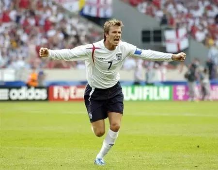 怎么踢才能踢出香蕉球,足球香蕉球怎么踢视频教程