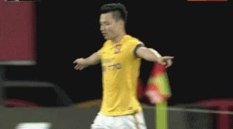 最经典搞笑中超足球gif,足球球员搞怪图片