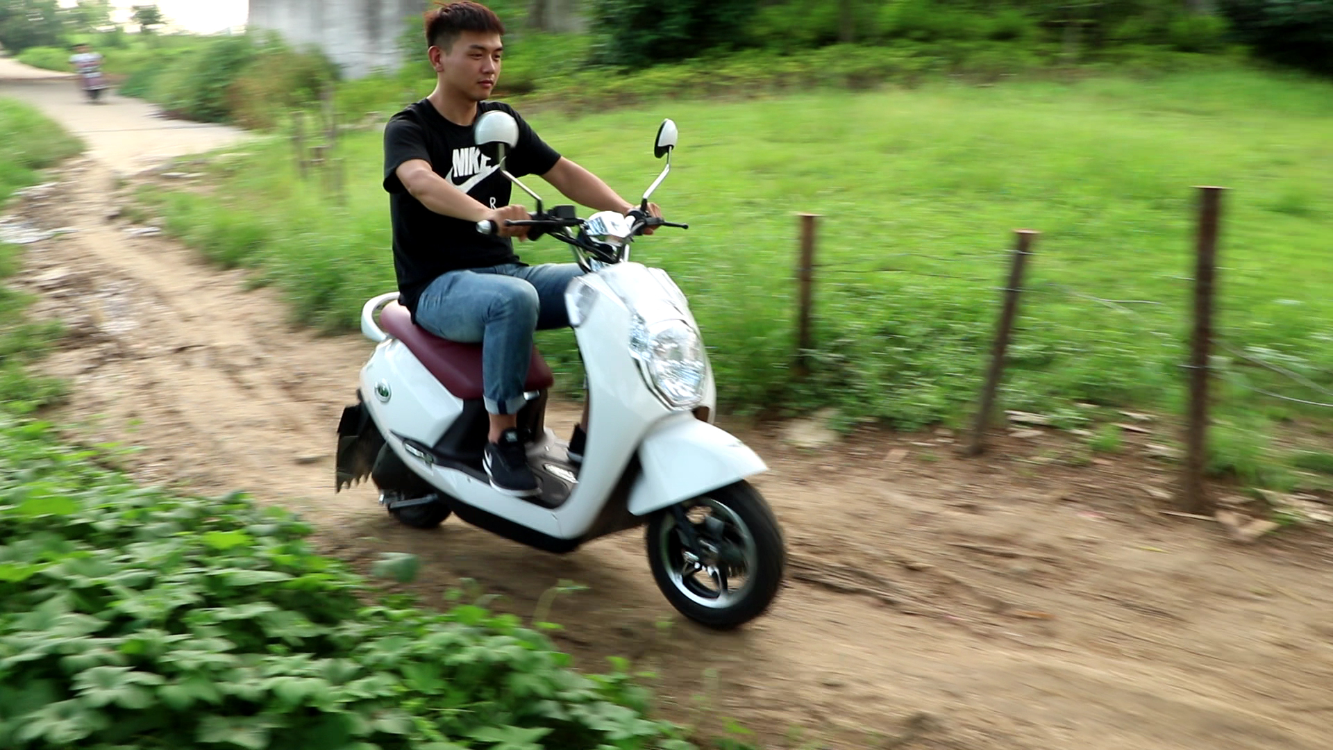 雅迪和小牛哪个更智能,雅迪比小牛更稳定