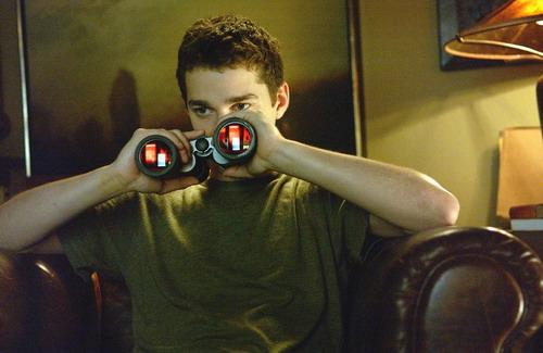 我用望远镜偷看心爱的女人，却意外看到她和别的男人接吻