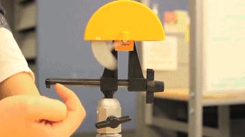 让数百万非洲贫困家庭用上了电，竟然仅靠一个大学生造的足球